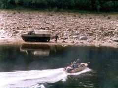Переправа на моторной лодке