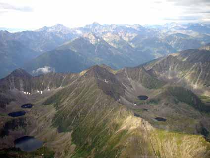 Суровый скальный мир гольцов украшают озера, альпийские луга